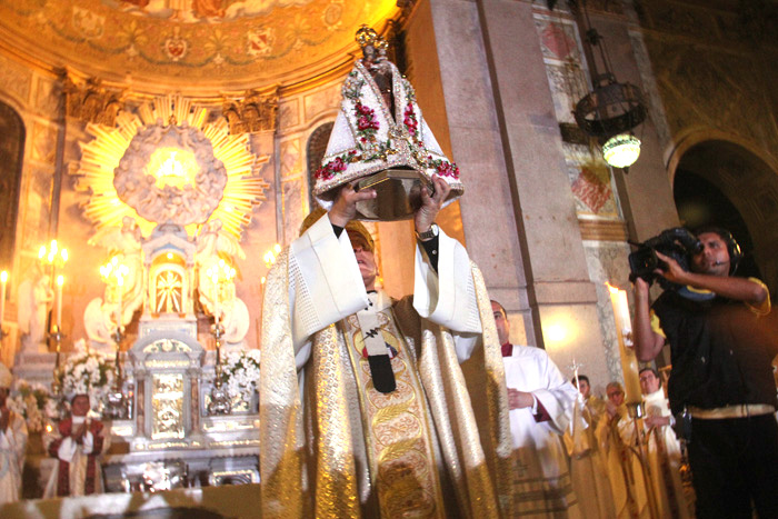 
        
            Manto de Nossa Senhora é apresentado a Belém
        
    