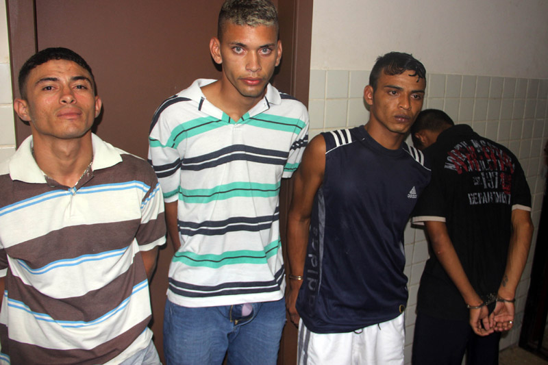 
        
            Assaltantes fazem reféns em farmácia
        
    