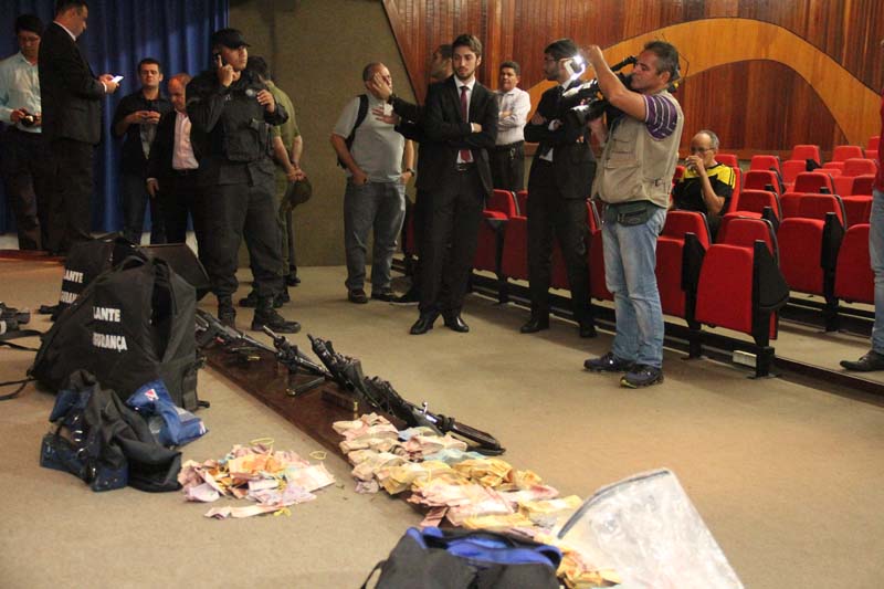 
        
            Polícia apresenta envolvidos em assalto de Moju
        
    
