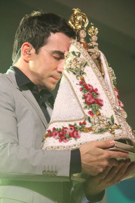 
        
            Padre Fábio de Melo abre o Círio Musical
        
    