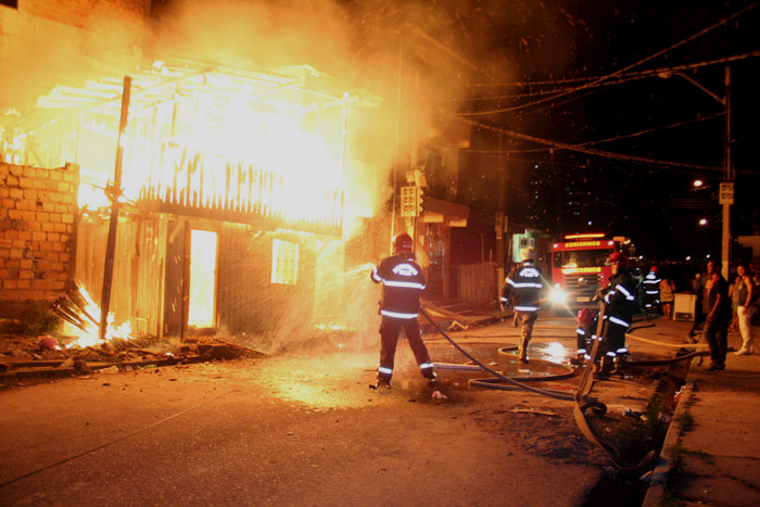 
        
            Incêndio destrói duas casas na Pedreira
        
    