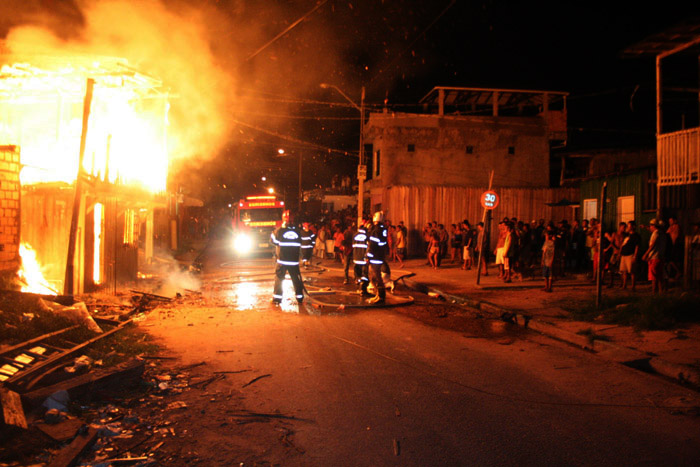 
        
            Incêndio destrói duas casas na Pedreira
        
    