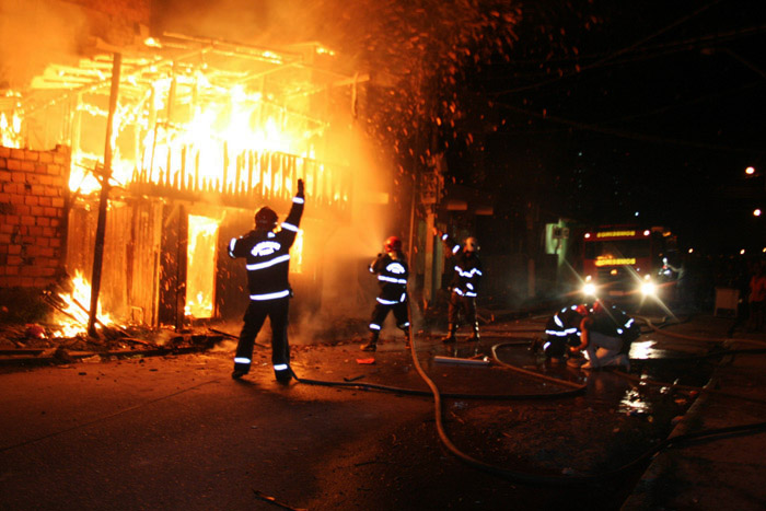 
        
            Incêndio destrói duas casas na Pedreira
        
    