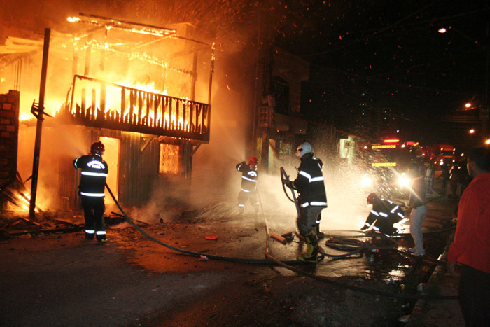 
        
            Incêndio destrói duas casas na Pedreira
        
    