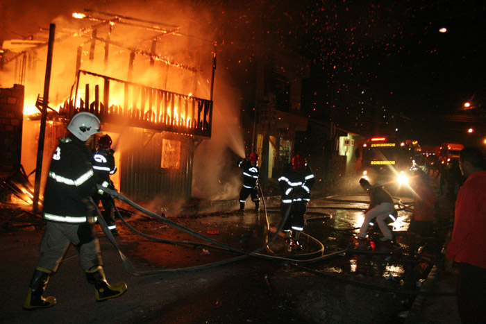 
        
            Incêndio destrói duas casas na Pedreira
        
    
