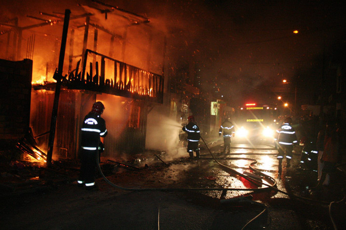
        
            Incêndio destrói duas casas na Pedreira
        
    