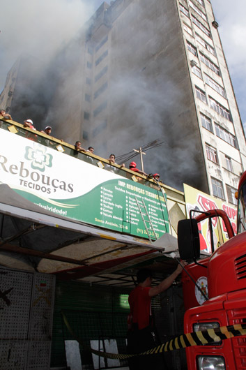 
        
            Fogo destrói loja no centro comercial de Belém
        
    