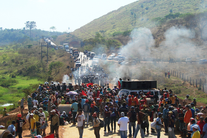 
        
            Tentativa de invasão interdita a PA-275
        
    