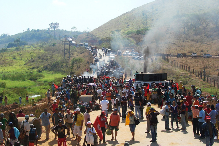 
        
            Tentativa de invasão interdita a PA-275
        
    