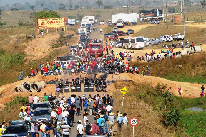 
        
            Tentativa de invasão interdita a PA-275
        
    