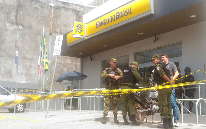 
        
            Vigilante que fazia reféns no banco do brasil é preso
        
    