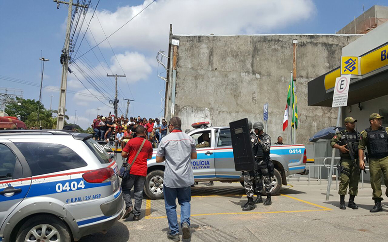 
        
            Vigilante que fazia reféns no banco do brasil é preso
        
    