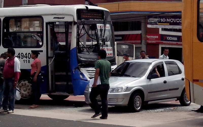 
        
            Batida entre ônibus bloqueia via expressa do BRT
        
    