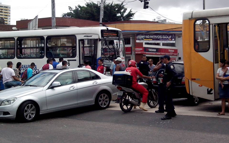 
        
            Batida entre ônibus bloqueia via expressa do BRT
        
    