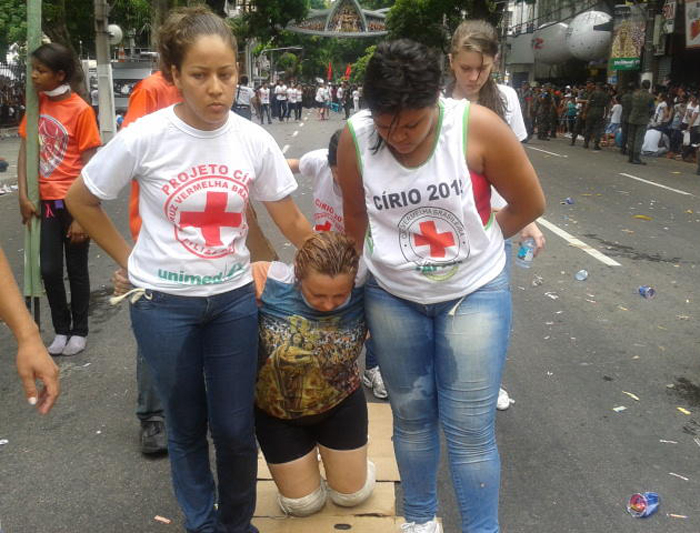 
        
            Fieis pagam promessas durante o Círio
        
    