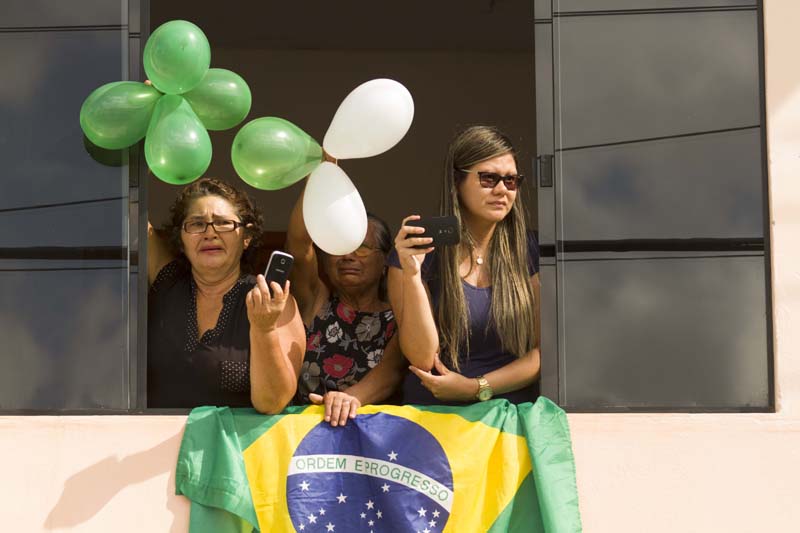 
        
            Dor e comoção na despedida de Lucas Gomes
        
    