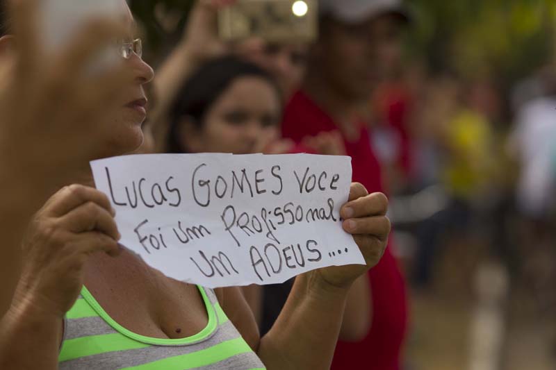 
        
            Dor e comoção na despedida de Lucas Gomes
        
    