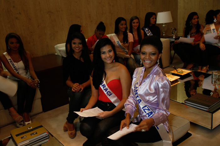 
        
            Candidatas assinam contrato e recebem orientações
        
    