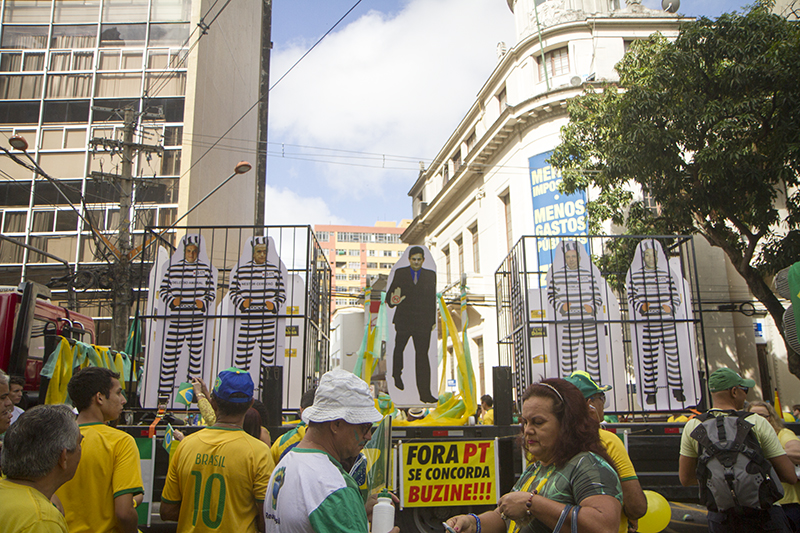 
        
            Manifestação reúne cerca de 50 mil em Belém
        
    