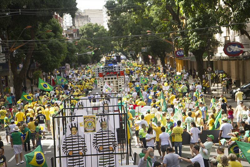 
        
            Manifestação reúne cerca de 50 mil em Belém
        
    