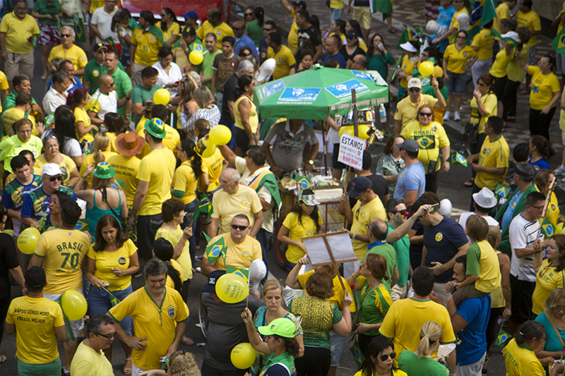 
        
            Manifestação reúne cerca de 50 mil em Belém
        
    