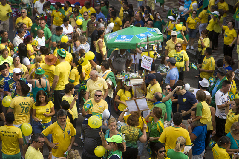 
        
            Manifestação reúne cerca de 50 mil em Belém
        
    