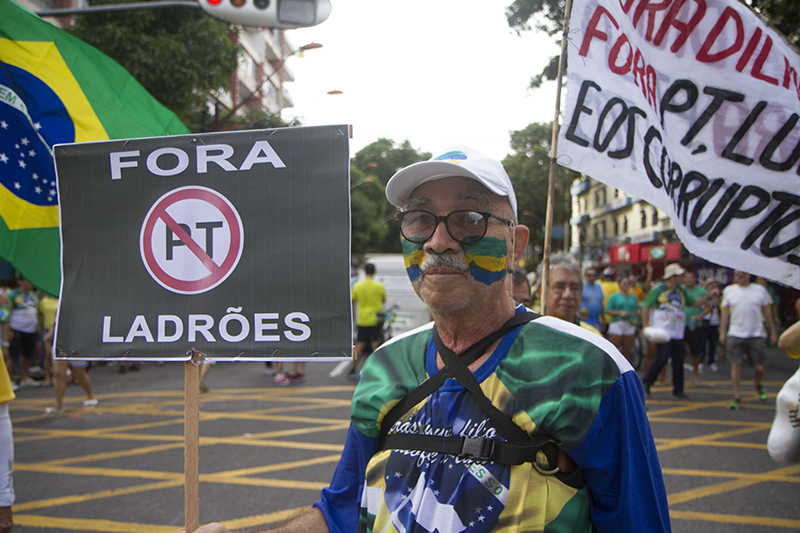 
        
            Manifestação reúne cerca de 50 mil em Belém
        
    