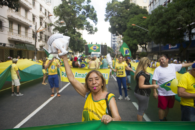 
        
            Manifestação reúne cerca de 50 mil em Belém
        
    