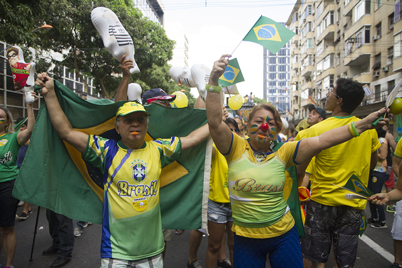 
        
            Manifestação reúne cerca de 50 mil em Belém
        
    