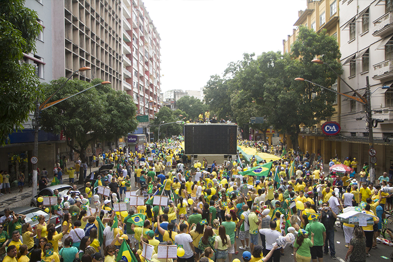 
        
            Manifestação reúne cerca de 50 mil em Belém
        
    