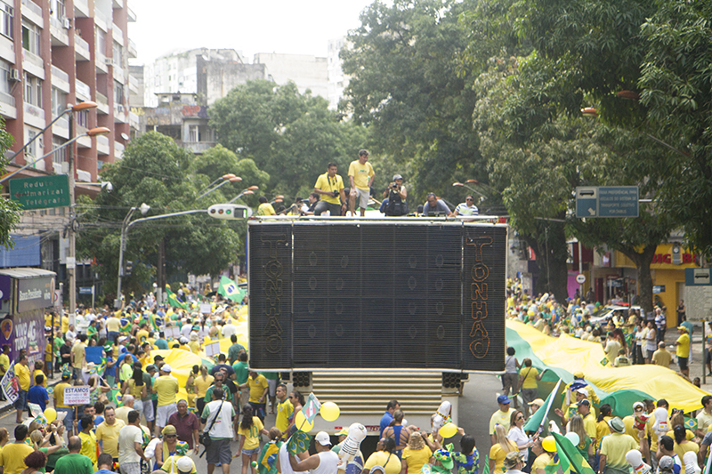
        
            Manifestação reúne cerca de 50 mil em Belém
        
    