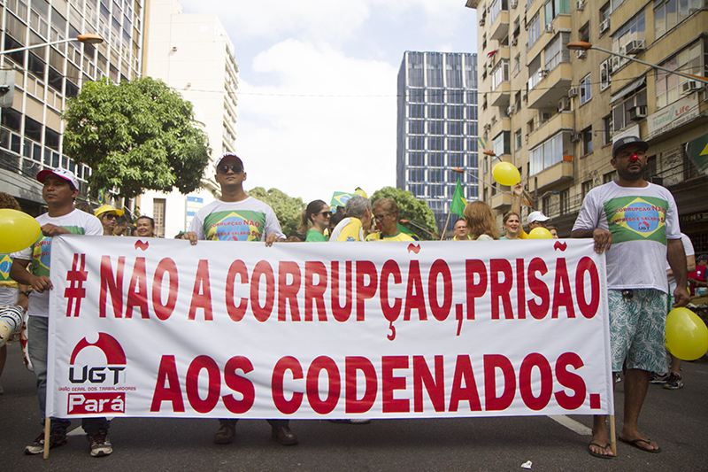 
        
            Manifestação reúne cerca de 50 mil em Belém
        
    