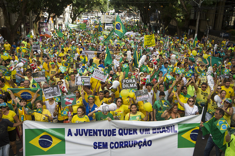 
        
            Manifestação reúne cerca de 50 mil em Belém
        
    