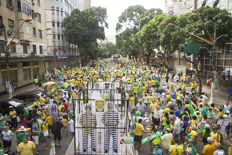 
        
            Manifestação reúne cerca de 50 mil em Belém
        
    