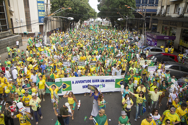 
        
            Manifestação reúne cerca de 50 mil em Belém
        
    