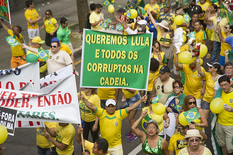 
        
            Manifestação reúne cerca de 50 mil em Belém
        
    