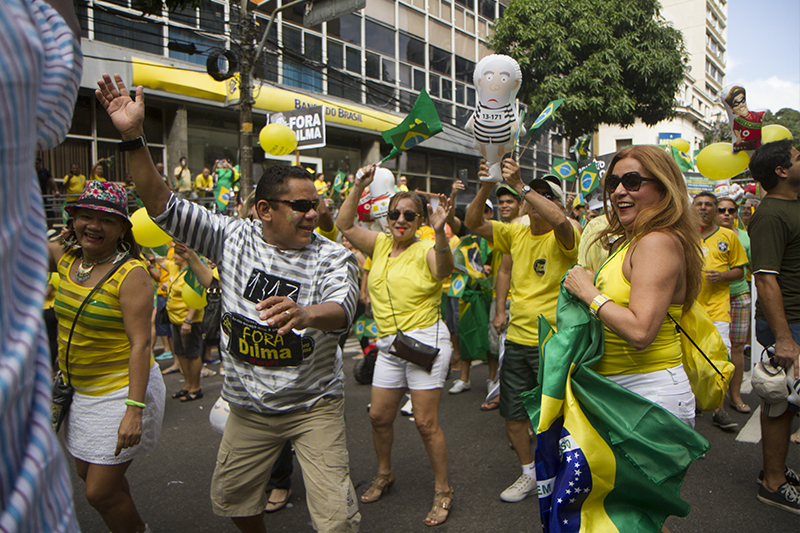 
        
            Manifestação reúne cerca de 50 mil em Belém
        
    
