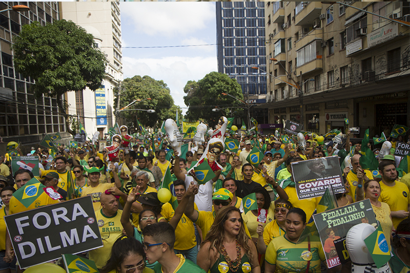 
        
            Manifestação reúne cerca de 50 mil em Belém
        
    