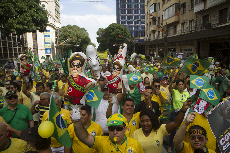 
        
            Manifestação reúne cerca de 50 mil em Belém
        
    