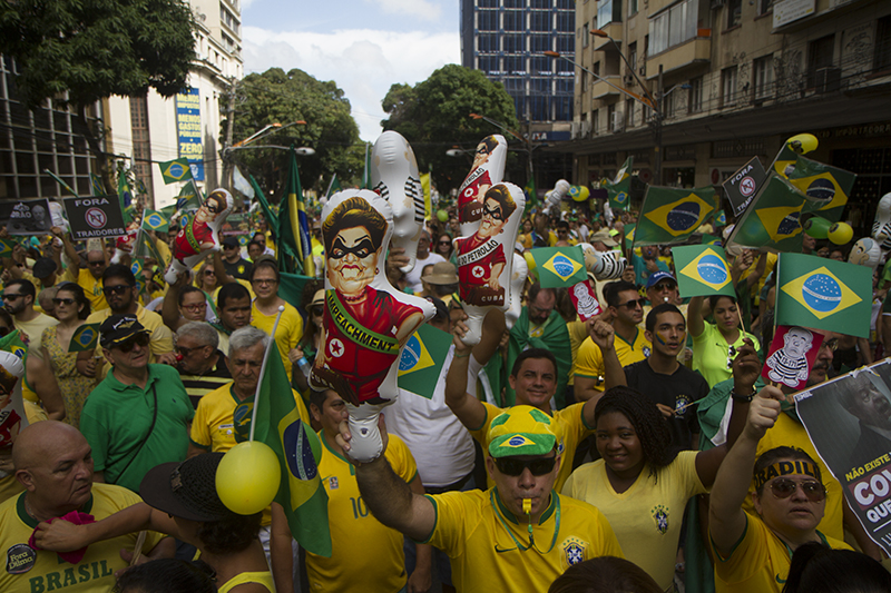 
        
            Manifestação reúne cerca de 50 mil em Belém
        
    