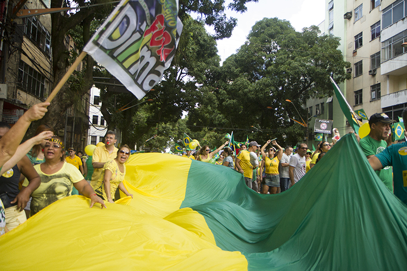 
        
            Manifestação reúne cerca de 50 mil em Belém
        
    