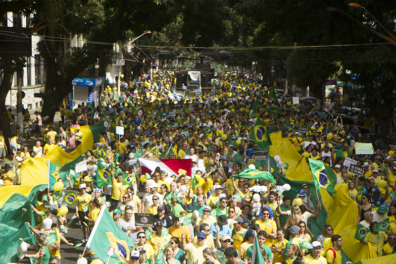 
        
            Manifestação reúne cerca de 50 mil em Belém
        
    