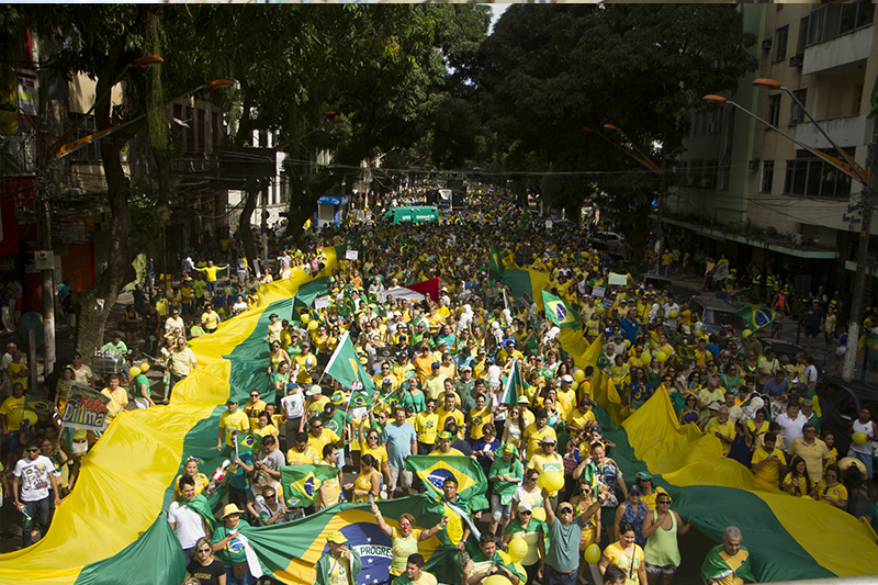 
        
            Manifestação reúne cerca de 50 mil em Belém
        
    