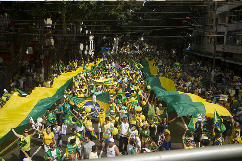 
        
            Manifestação reúne cerca de 50 mil em Belém
        
    