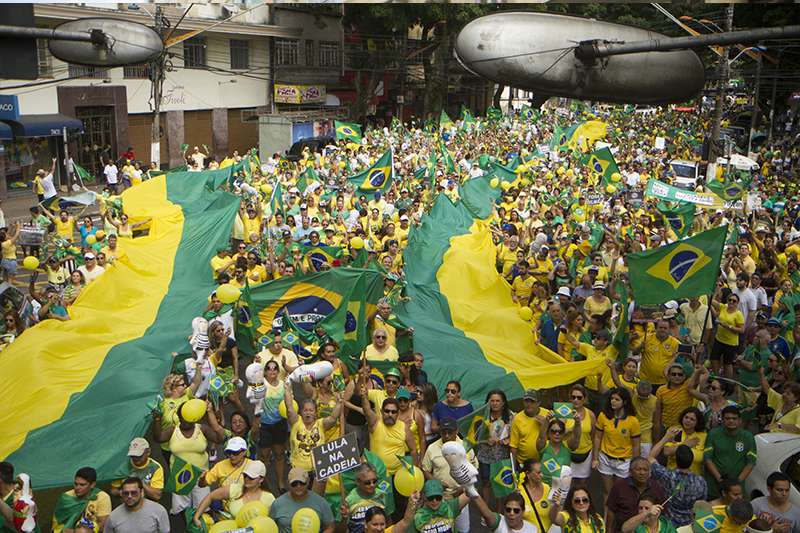 
        
            Manifestação reúne cerca de 50 mil em Belém
        
    