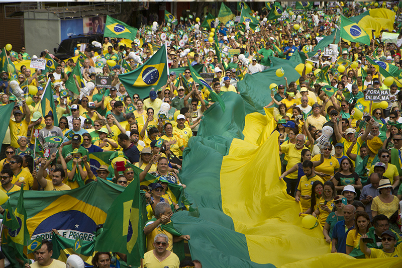 
        
            Manifestação reúne cerca de 50 mil em Belém
        
    