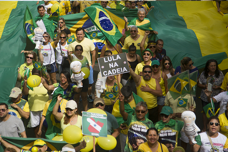 
        
            Manifestação reúne cerca de 50 mil em Belém
        
    