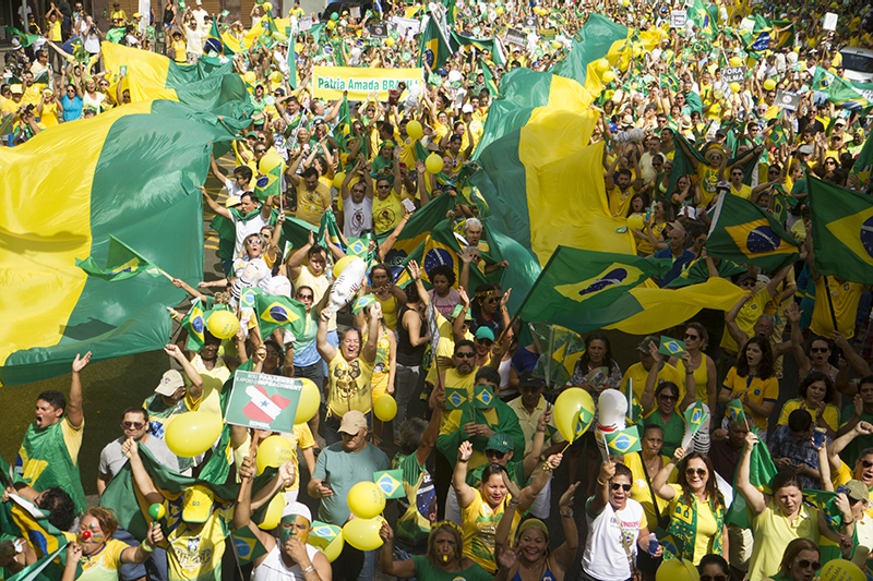 
        
            Manifestação reúne cerca de 50 mil em Belém
        
    