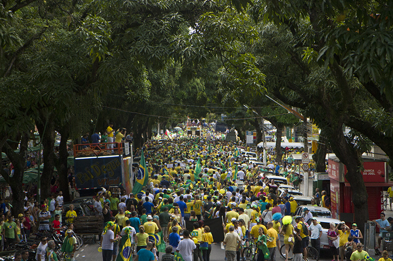 
        
            Manifestação reúne cerca de 50 mil em Belém
        
    