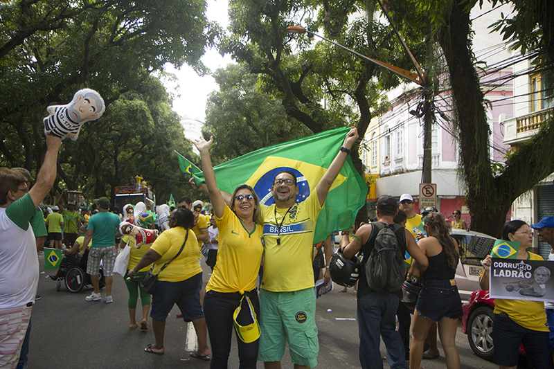 
        
            Manifestação reúne cerca de 50 mil em Belém
        
    